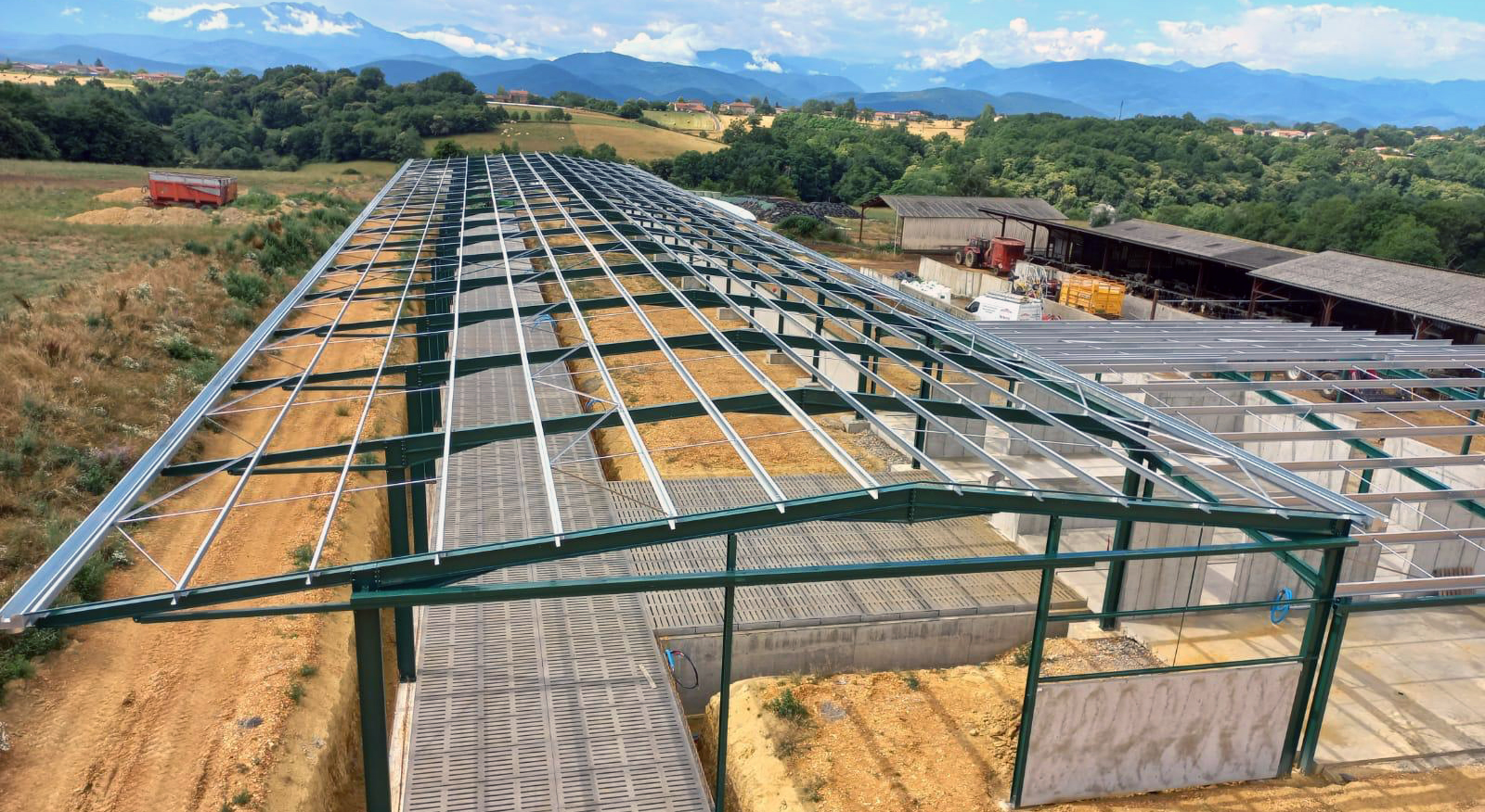 Charpente métallique en construction en plein milieu de la campagne